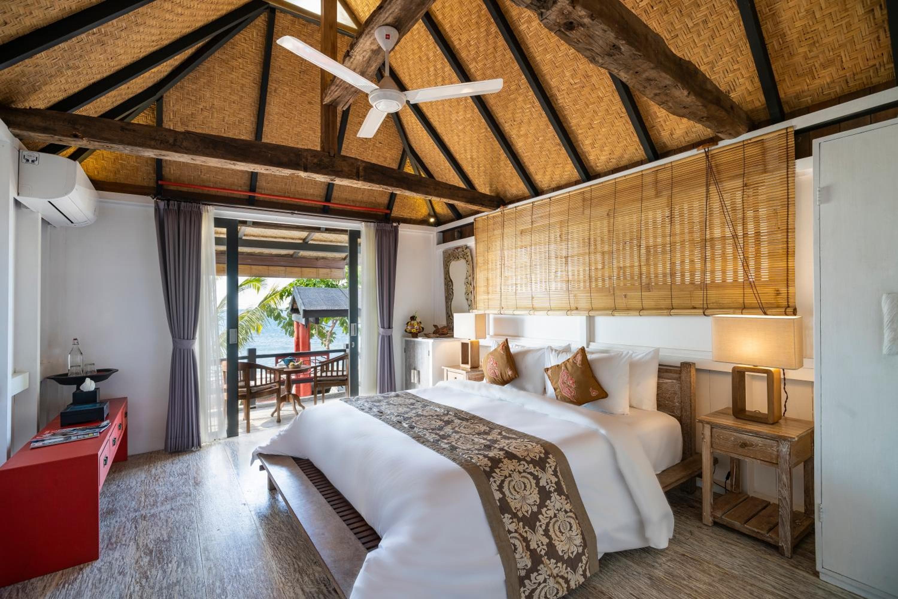 Amed Romantic Beachfront Cottage