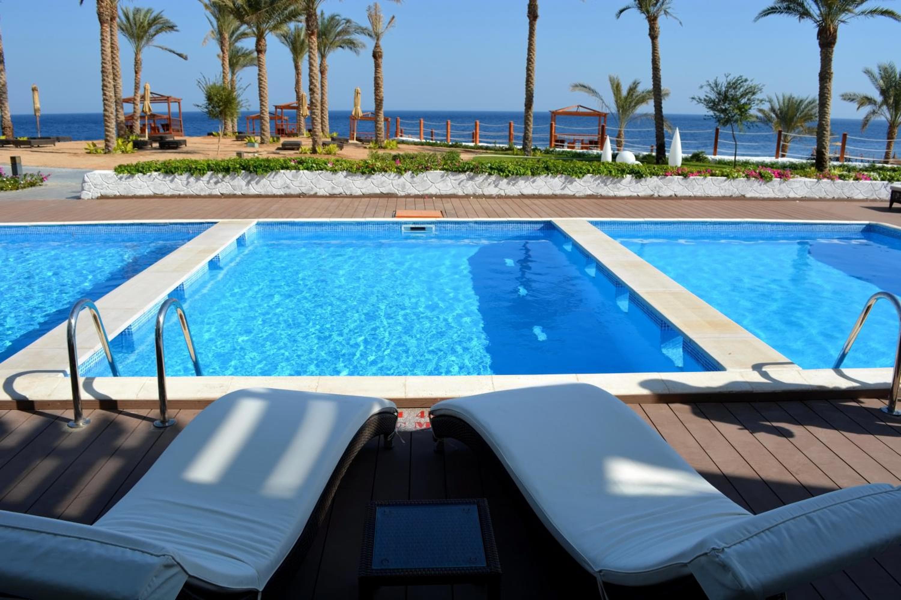 Deluxe Swim-Up Room- Egyptians and Residents Only