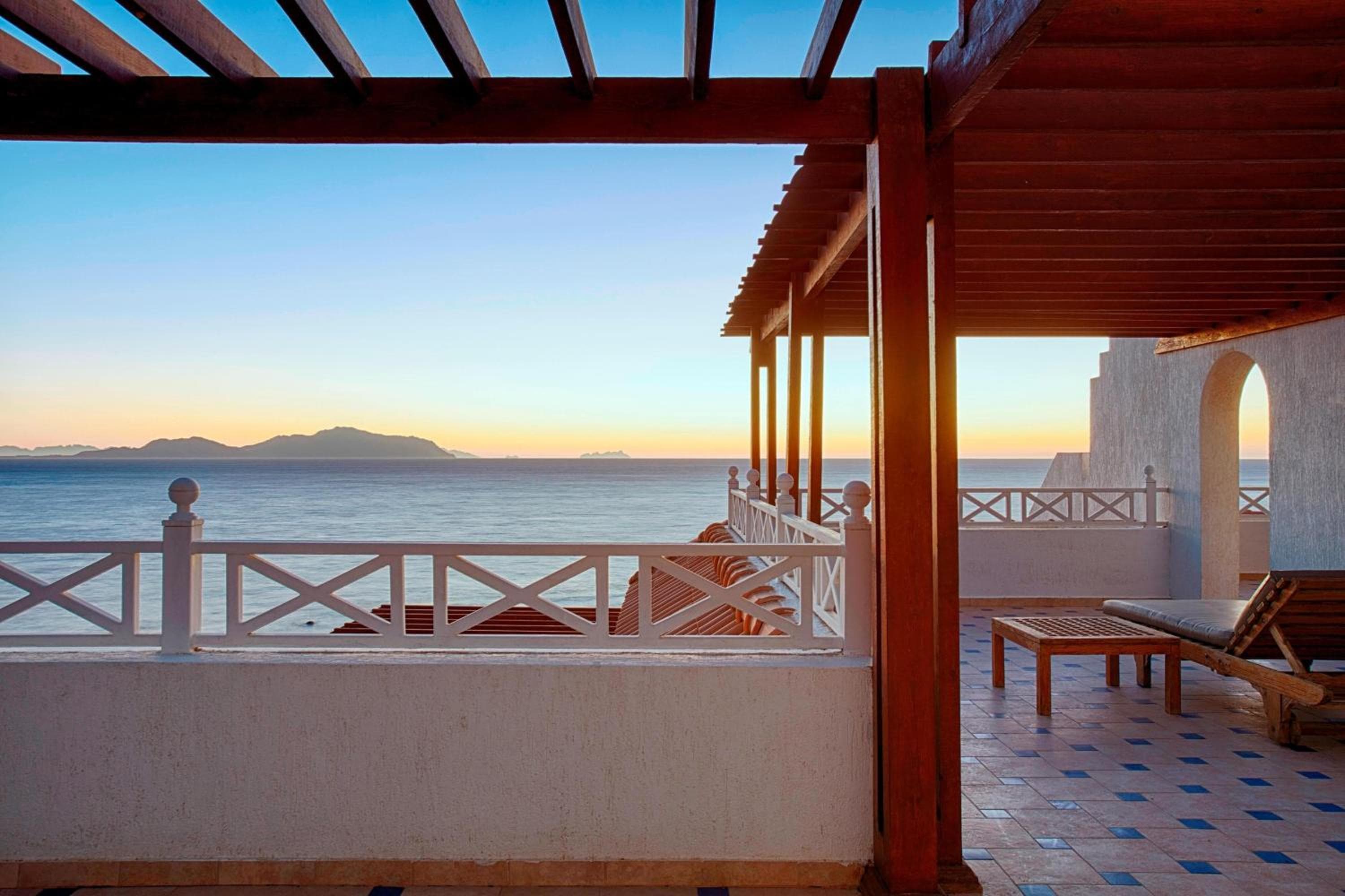 One-Bedroom Junior Suite with Two Single Beds, Corner Balcony and Sea View