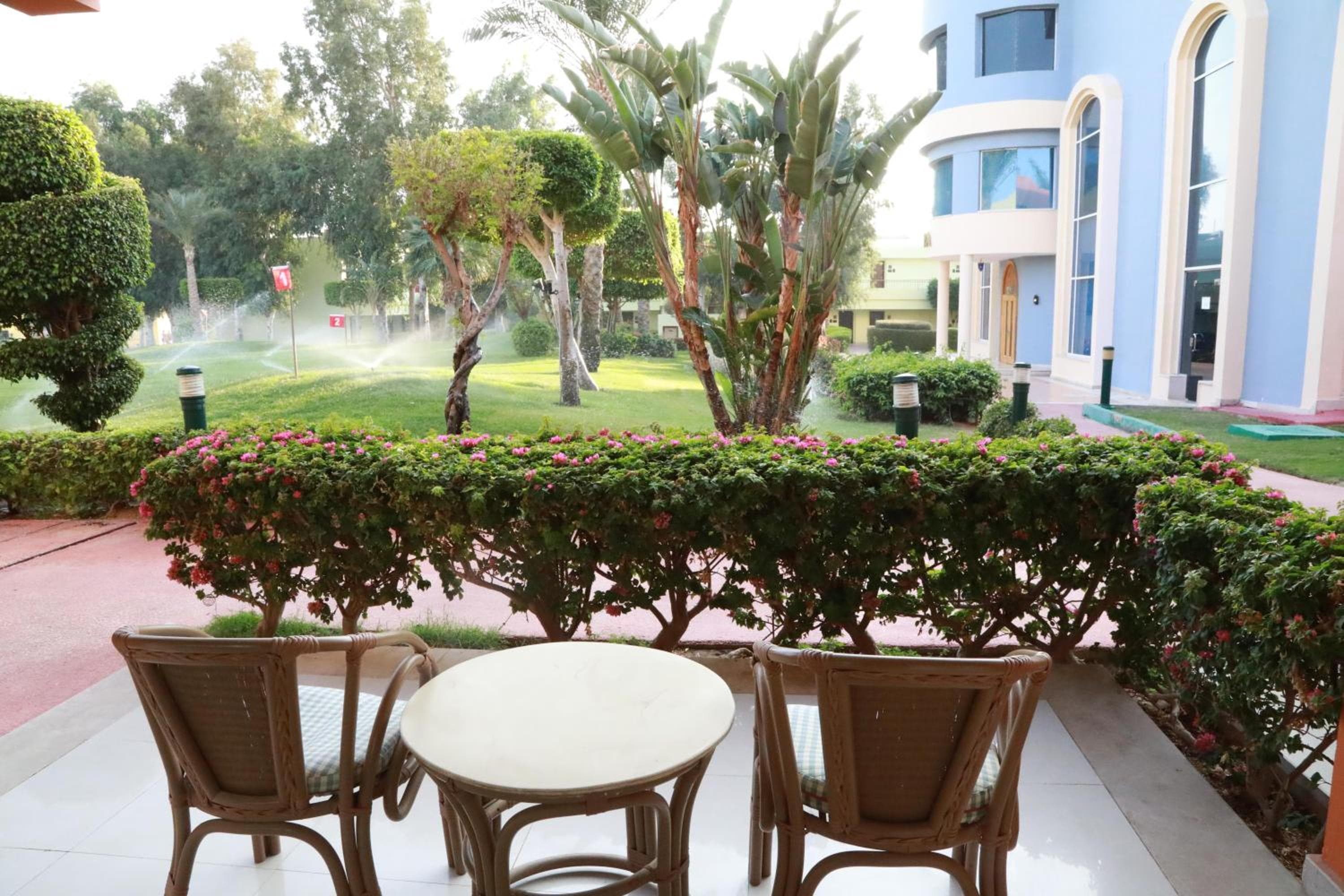 Bahçe Manzaralı Standart Çift Kişilik Oda