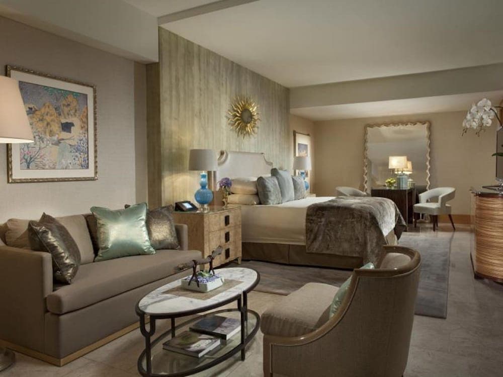 Royal Ocean Court Suite
